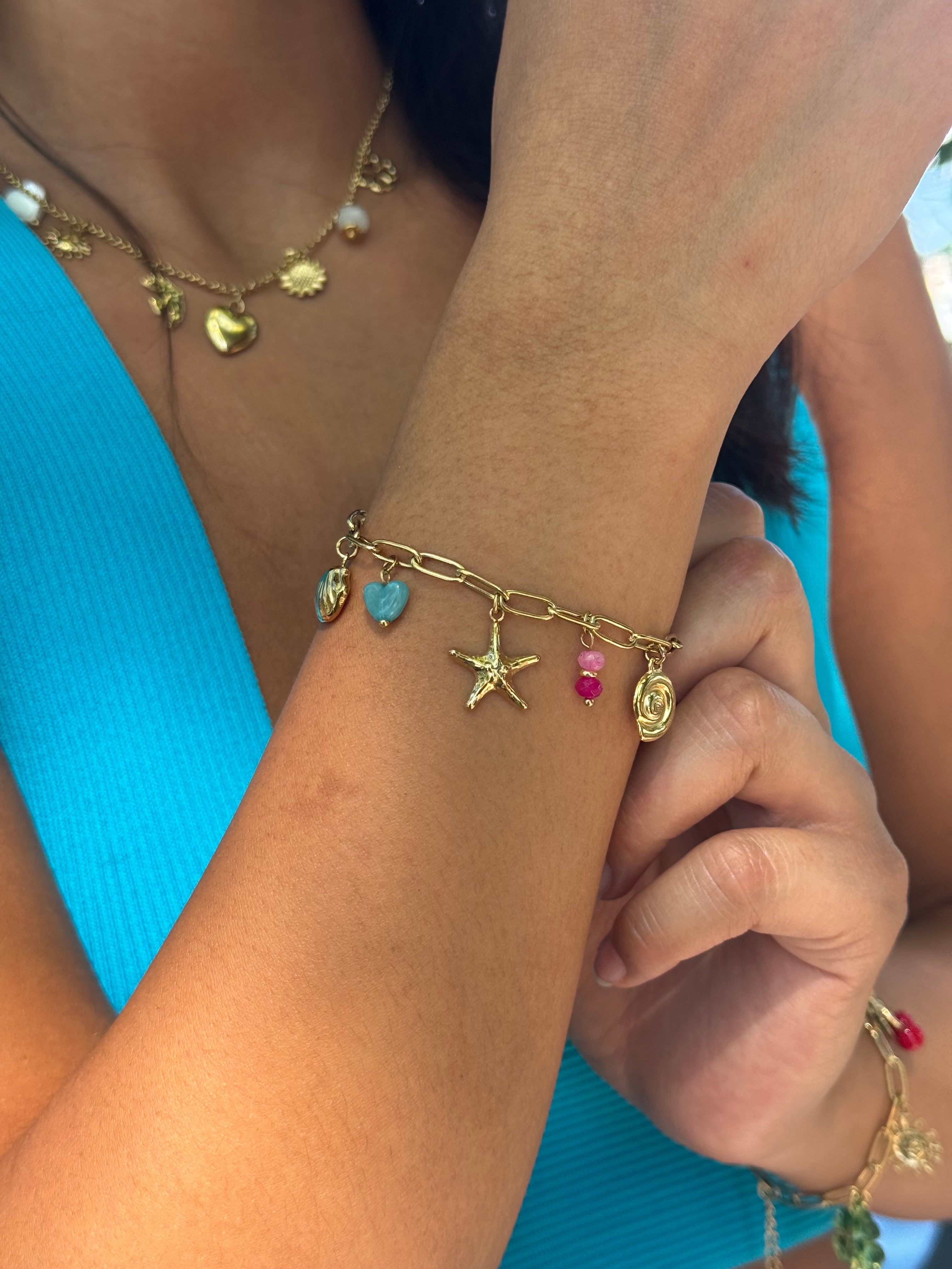 Bracelet doré Esmaa pendentifs marins et pierres naturelles - Bijou porté