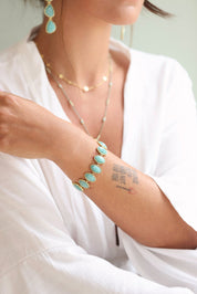 Bracelet doré Lucia amazonite porté