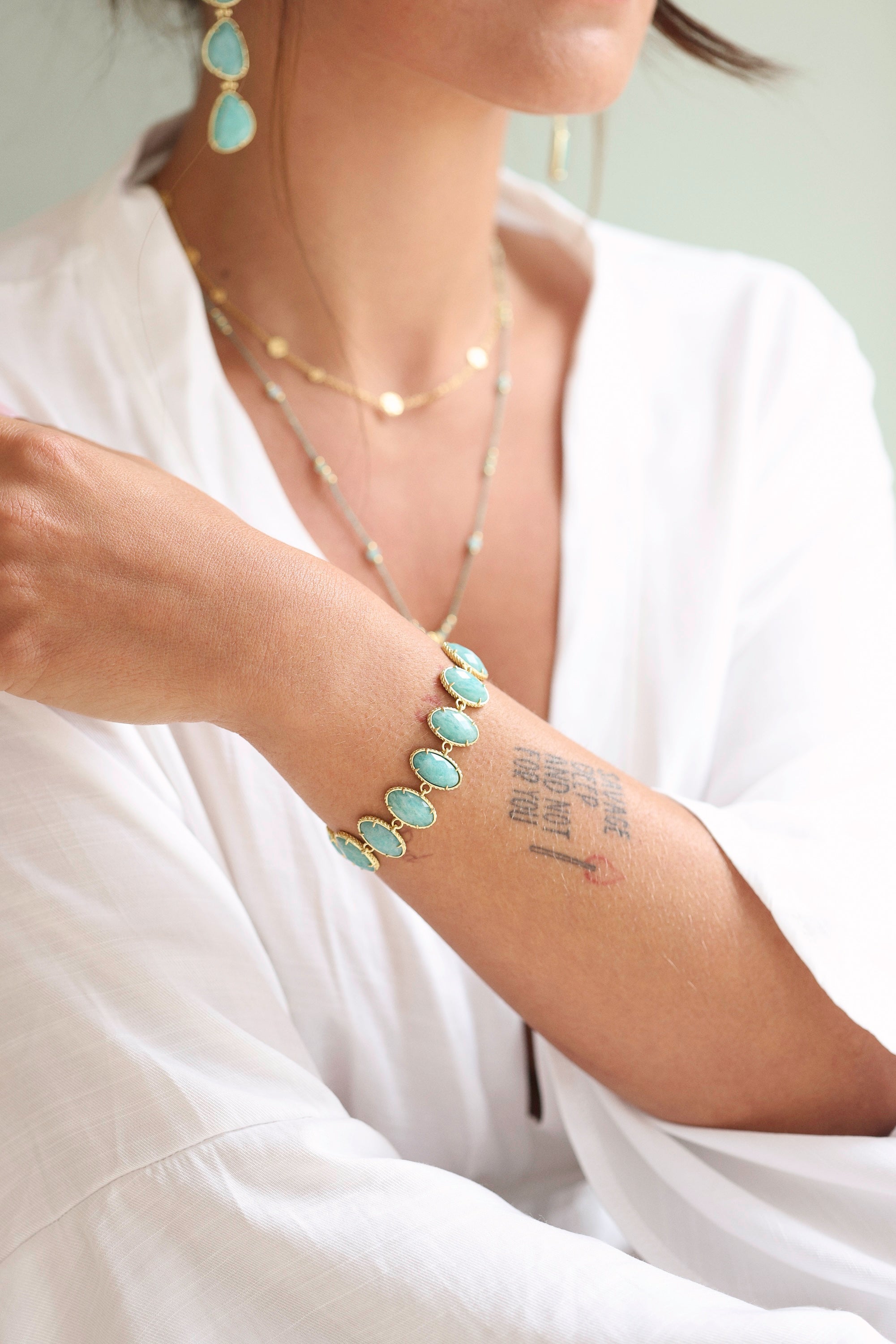 Bracelet doré Lucia amazonite porté