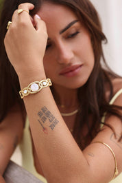 Bracelet manchette doré Romina empierré avec nacre - Bijou porté