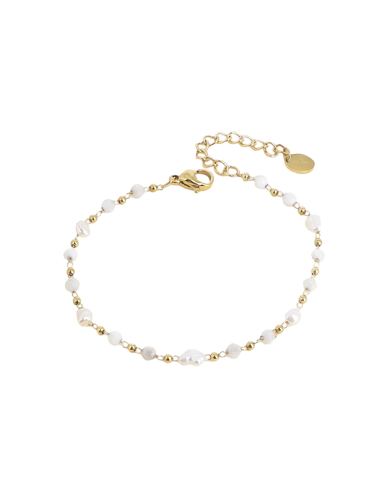 Bracelet doré Nissya avec perles en nacre et agate blanche - Bijou photographié sur fond blanc