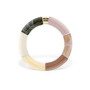 Bracelet doré en résine et acrylique vert, beige, rose clair et crème Pipoca Café 3 - Bijou photographié sur fond blanc