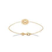 Bracelet Shaan en plaqué or avec un charm en forme de fleur et un zircon au centre, bijou délicat et raffiné - Bijou photographié sur fond blanc