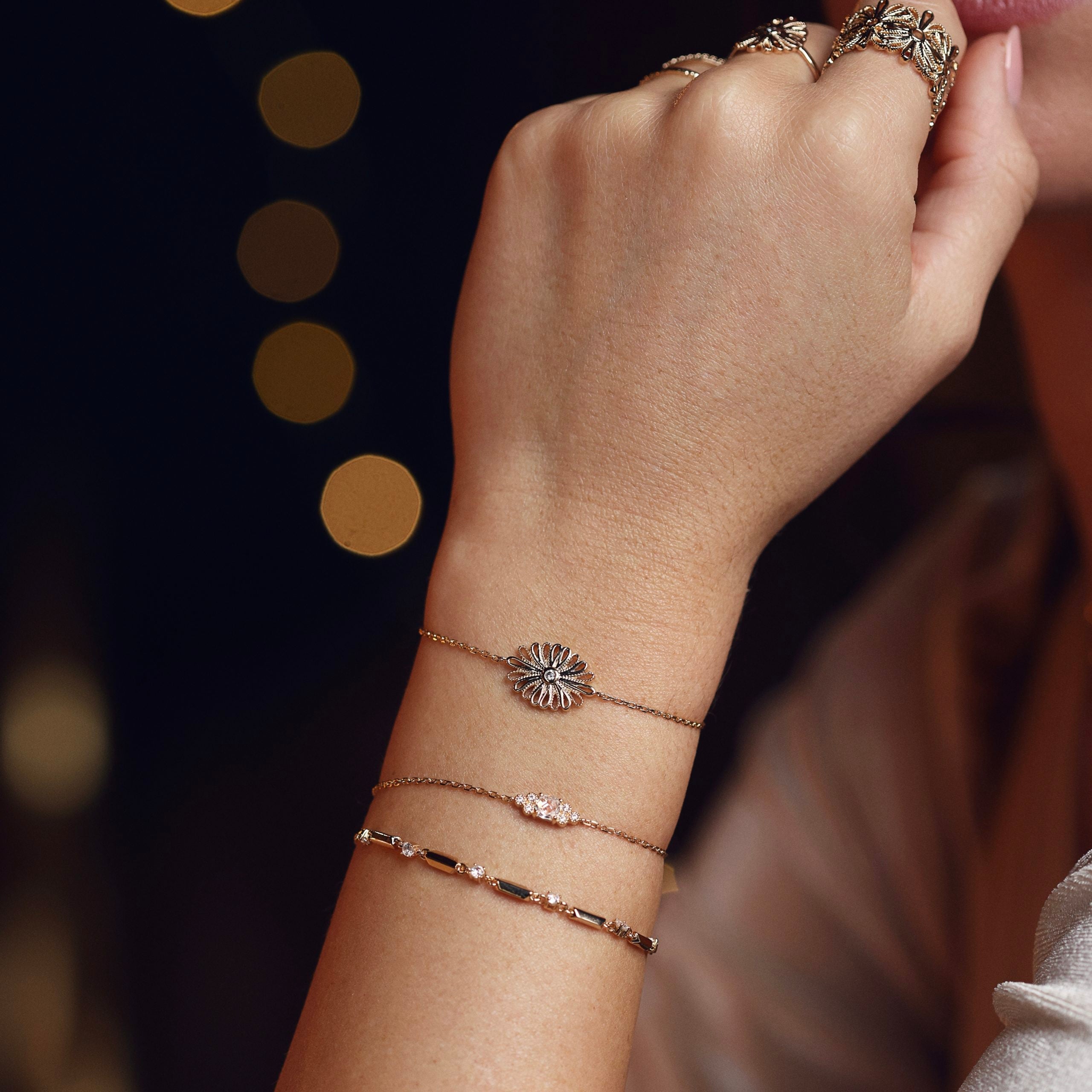 Bracelet Shaan en plaqué or avec un charm en forme de fleur et un zircon au centre, bijou délicat et raffiné - Bijou porté