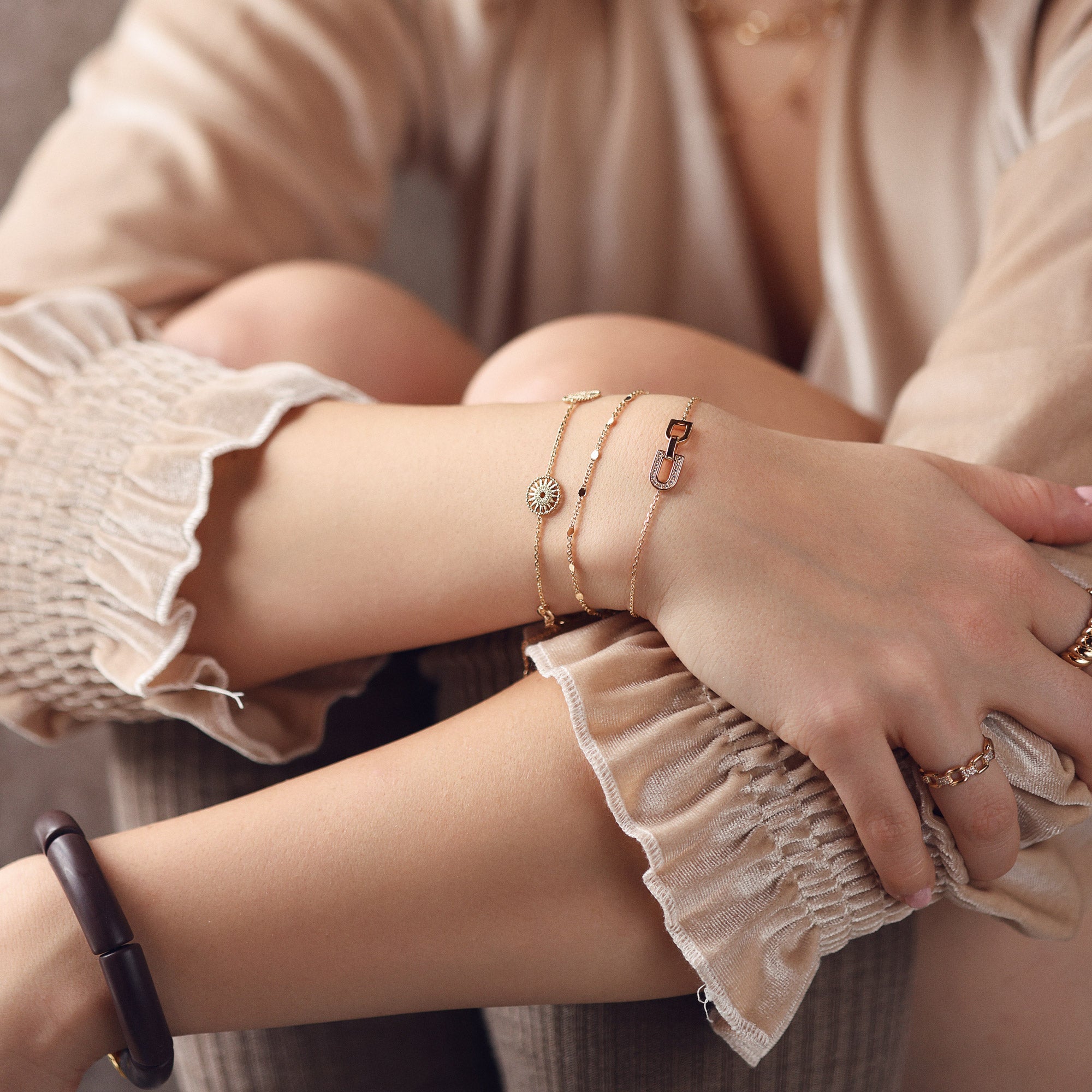 Bracelet “Soledad” en plaqué or avec pendentif en forme de soleil rayonnant, collection Chloé Rose Genève - Bijou porté
