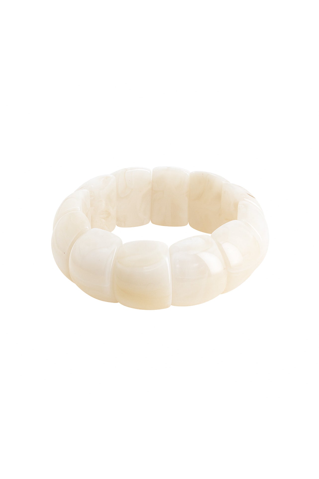 Bracelet Louane blanc avec base élastique et grosse perles en acétate - Bijou photographié sur fond blanc