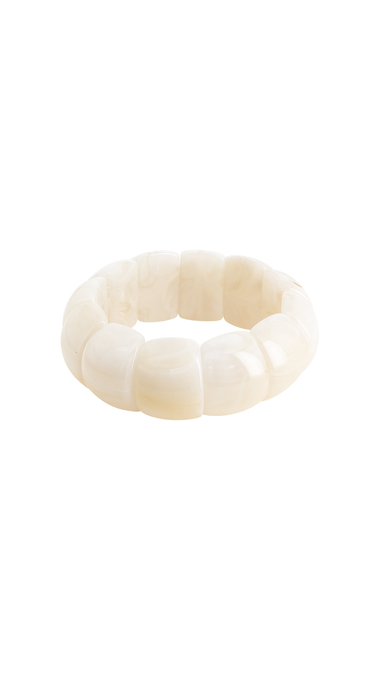 Bracelet Louane blanc avec base élastique et grosse perles en acétate - Bijou photographié sur fond blanc