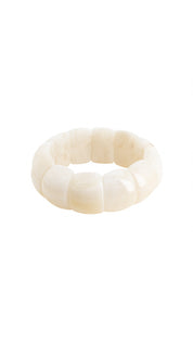 Bracelet Louane blanc avec base élastique et grosse perles en acétate - Bijou photographié sur fond blanc