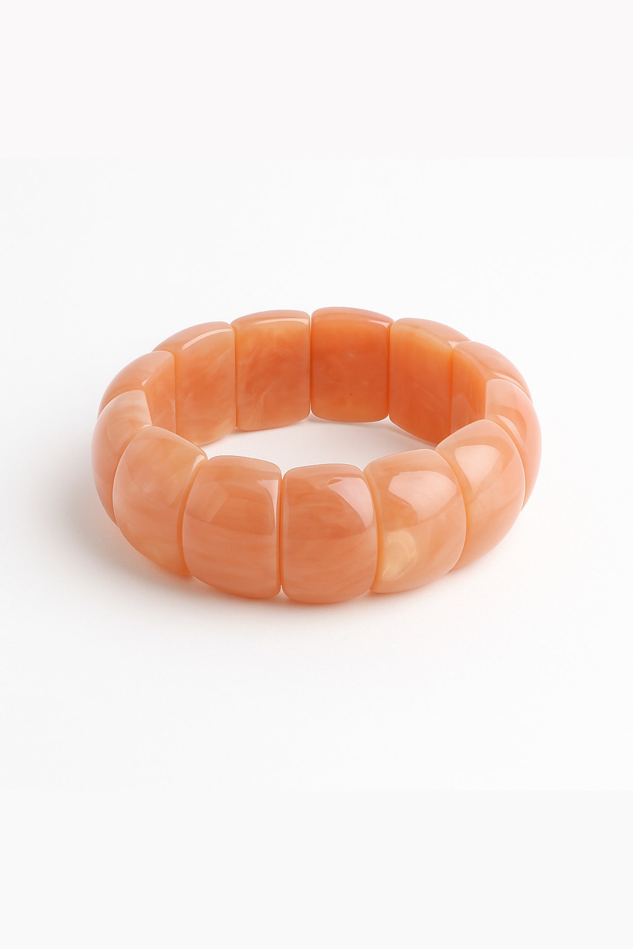 Bracelet Louane rose avec base élastique et grosse perles en acétate - Bijou photographié sur fond blanc
