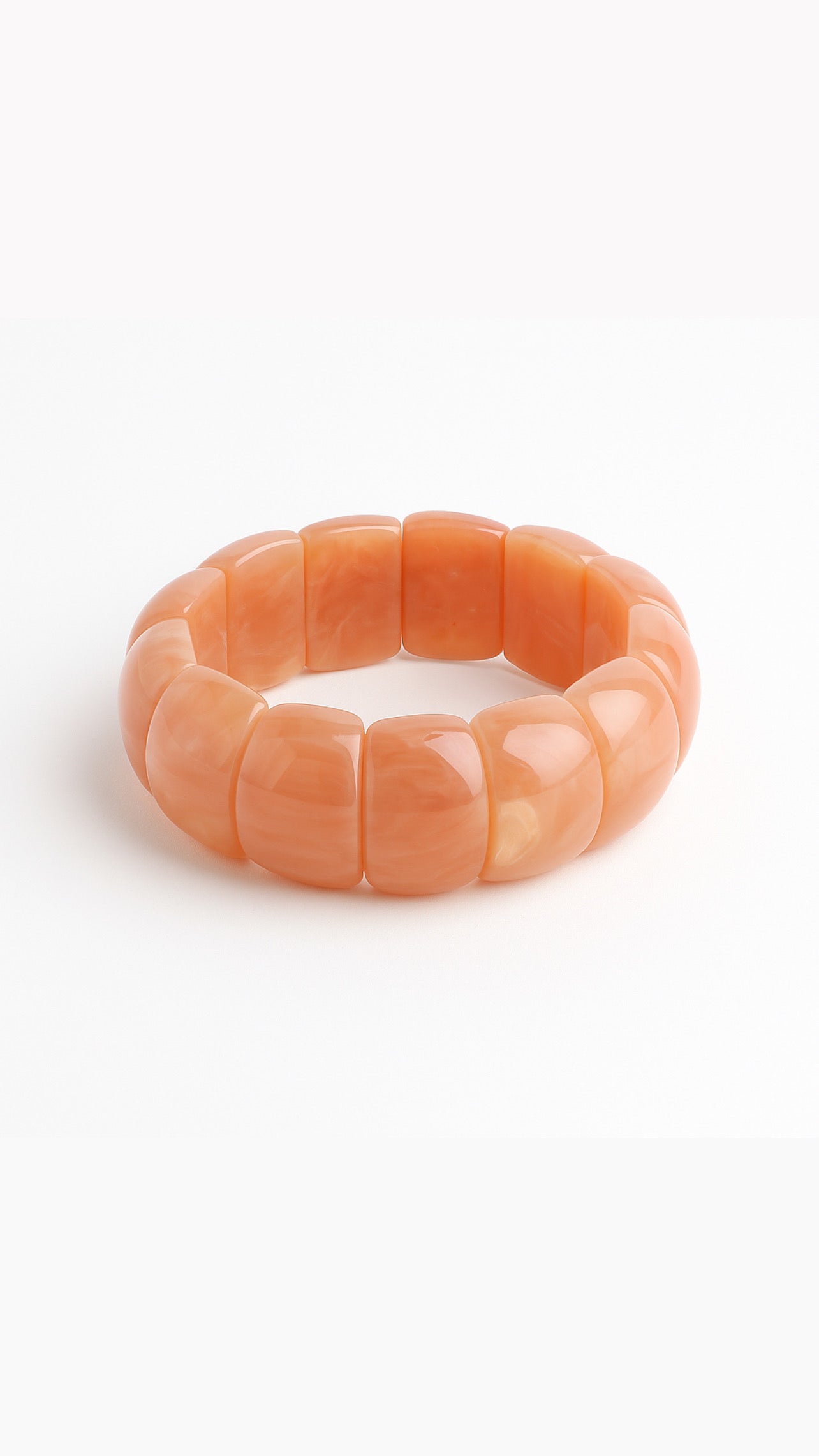 Bracelet Louane rose avec base élastique et grosse perles en acétate - Bijou photographié sur fond blanc