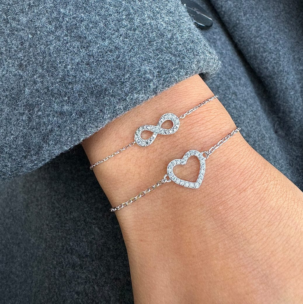 Bracelet en argent Amora maille fine avec cœur serti de zircons - Bijou porté