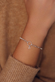 Bracelet personnalisable argent Selena composé d’un anneau central et de mailles variées de part et d’autre pour lettres de l'alphabet et charms - Bijou porté