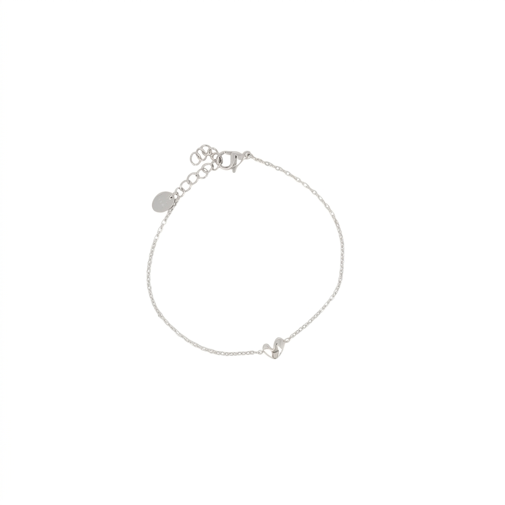 Bracelet argenté Angie avec pendentif cœur bombé - Bijou photographié sur fond blanc