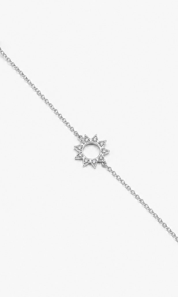 Bracelet argenté Zayan chaîne fine orné d'un soleil ajouré serti de zircons - Bijou sur fond blanc