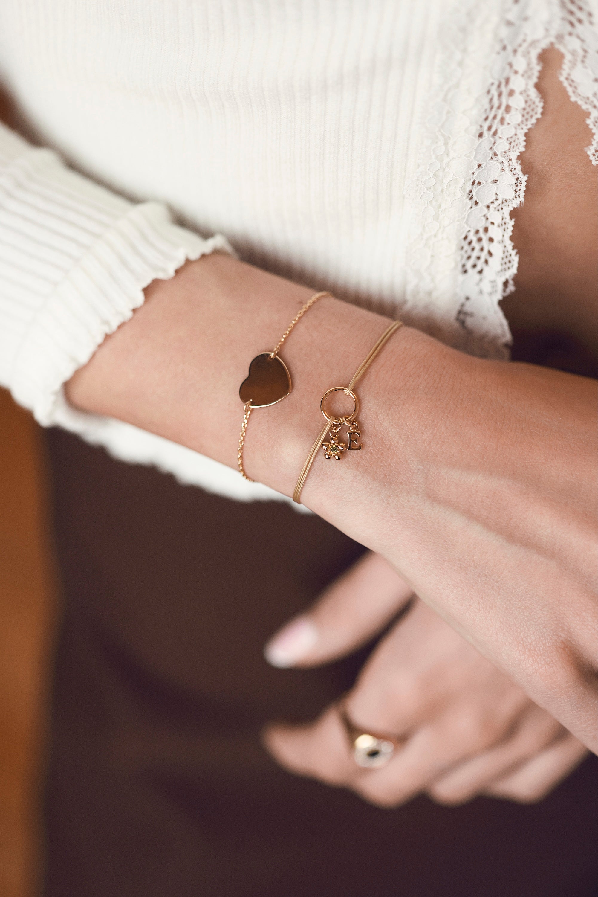  Bracelet cordon personnalisable Delya beige doré anneau simple pour lettres de l'alphabet et charms - Bijou porté