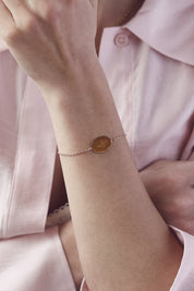 Bracelet personnalisable doré Katie chaîne fine et médaille ovale à graver - Bijou porté