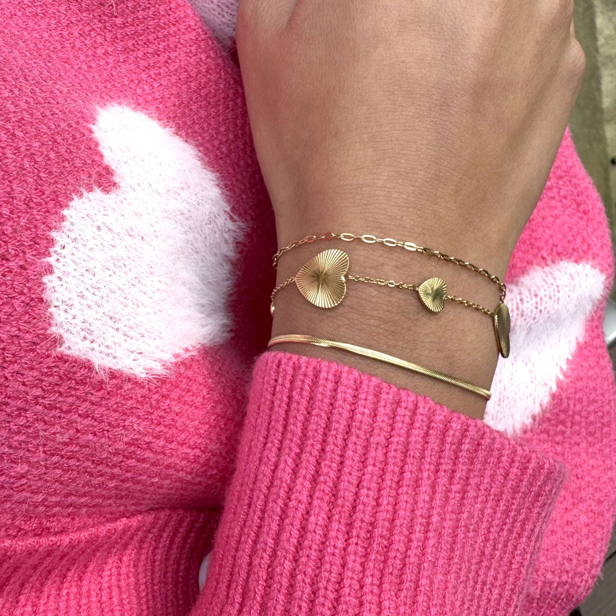 Bracelet triple doré cœurs, chaîne miroir et maille fine Milana - Bijou porté