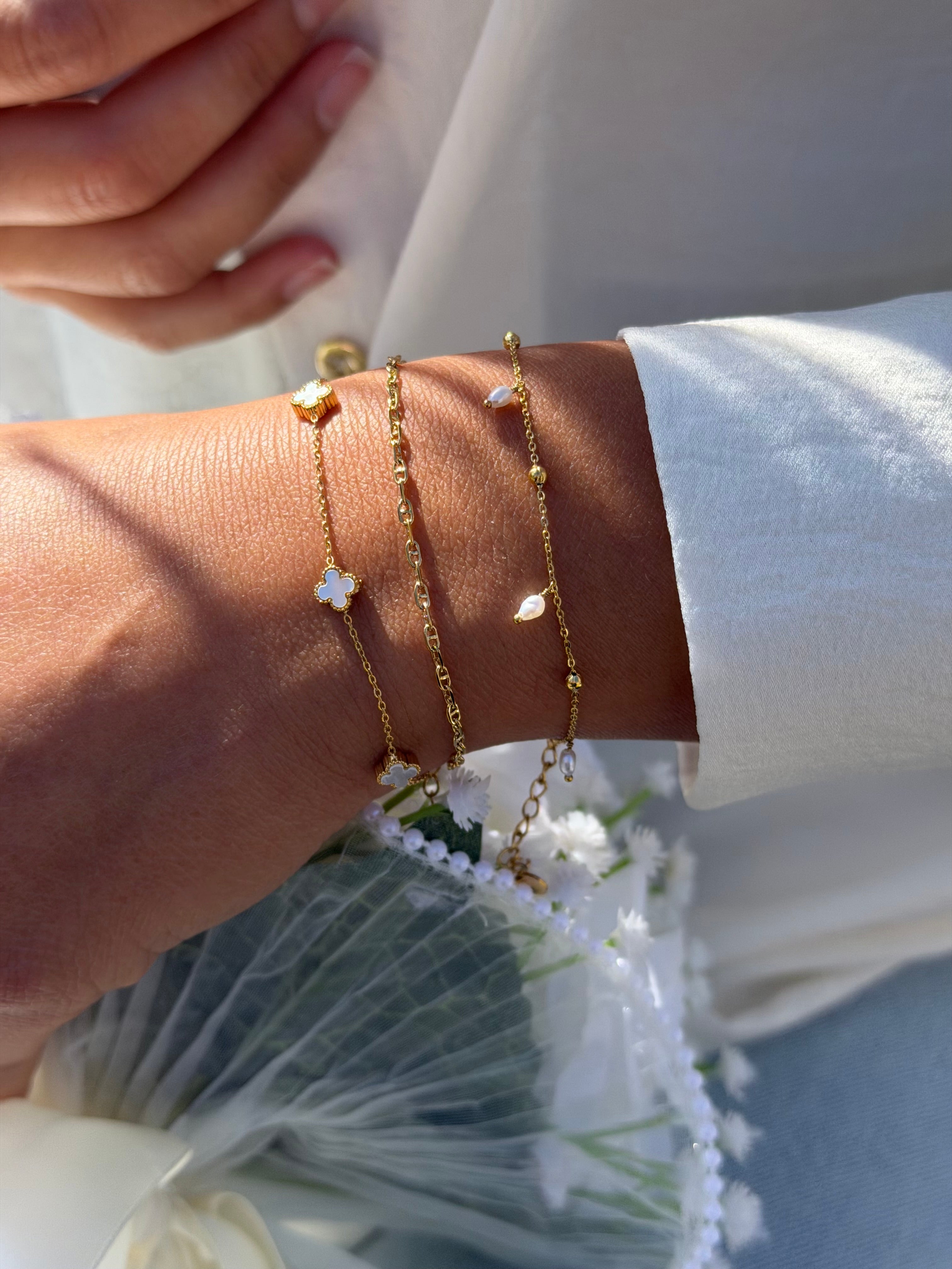 Bracelet doré Nohe chaîne fine ornée de trois trèfles en nacre à bordure perlée - Bijou porté