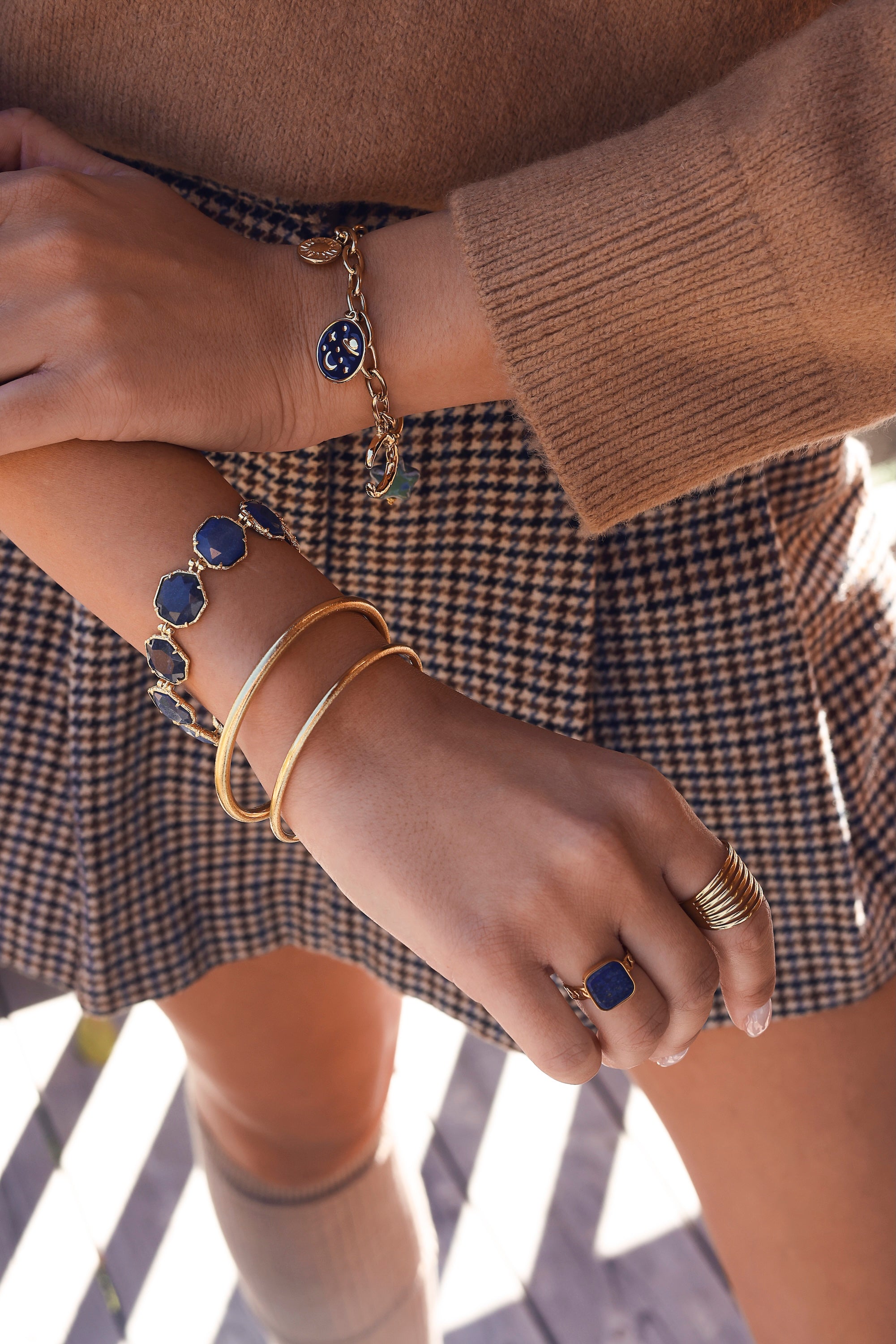 Bracelet doré Rony orné de sodalite naturelle - Bijou porté