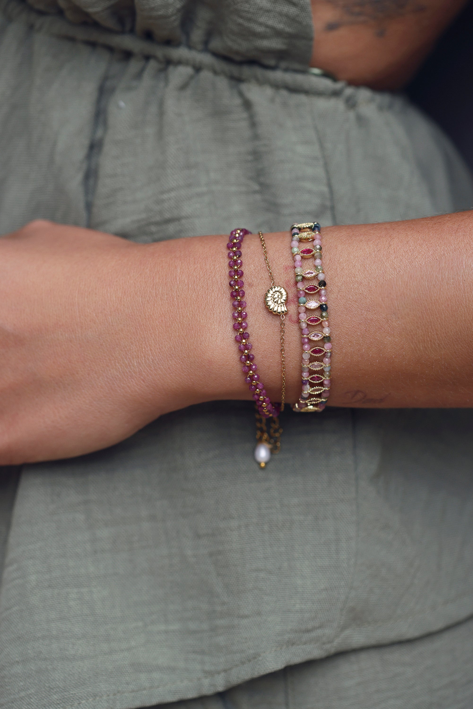 Bracelet doré Saona chaîne fine orné d'un coquillage spiralé - Bijou porté