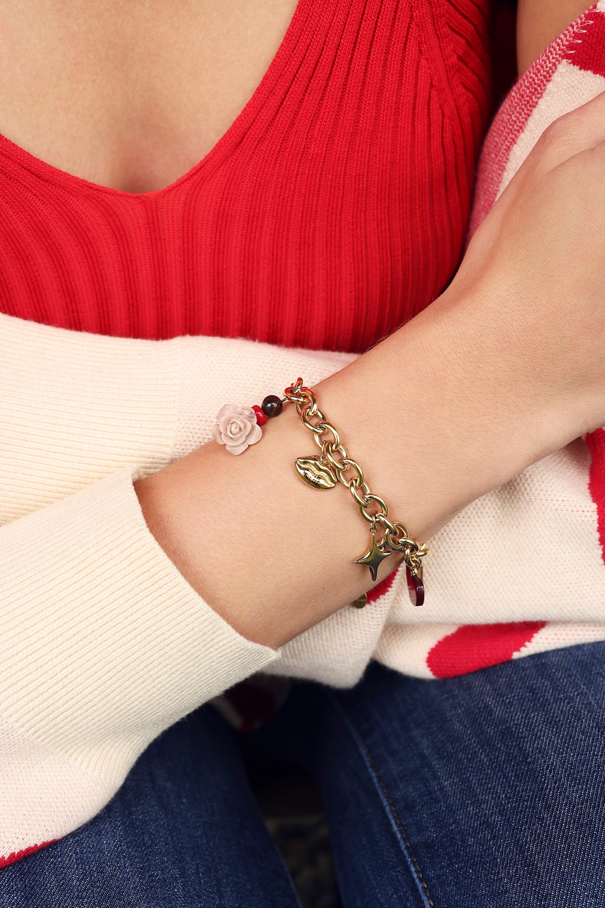 Bracelet doré Swanne maille avec pendentifs rose, bouche, étoile, coeur et amulette avec inscription "amour" - Bijou porté