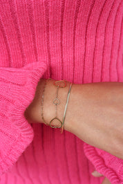 Bracelet doré Weslie à triple chaîne orné de cœurs - Bijou porté
