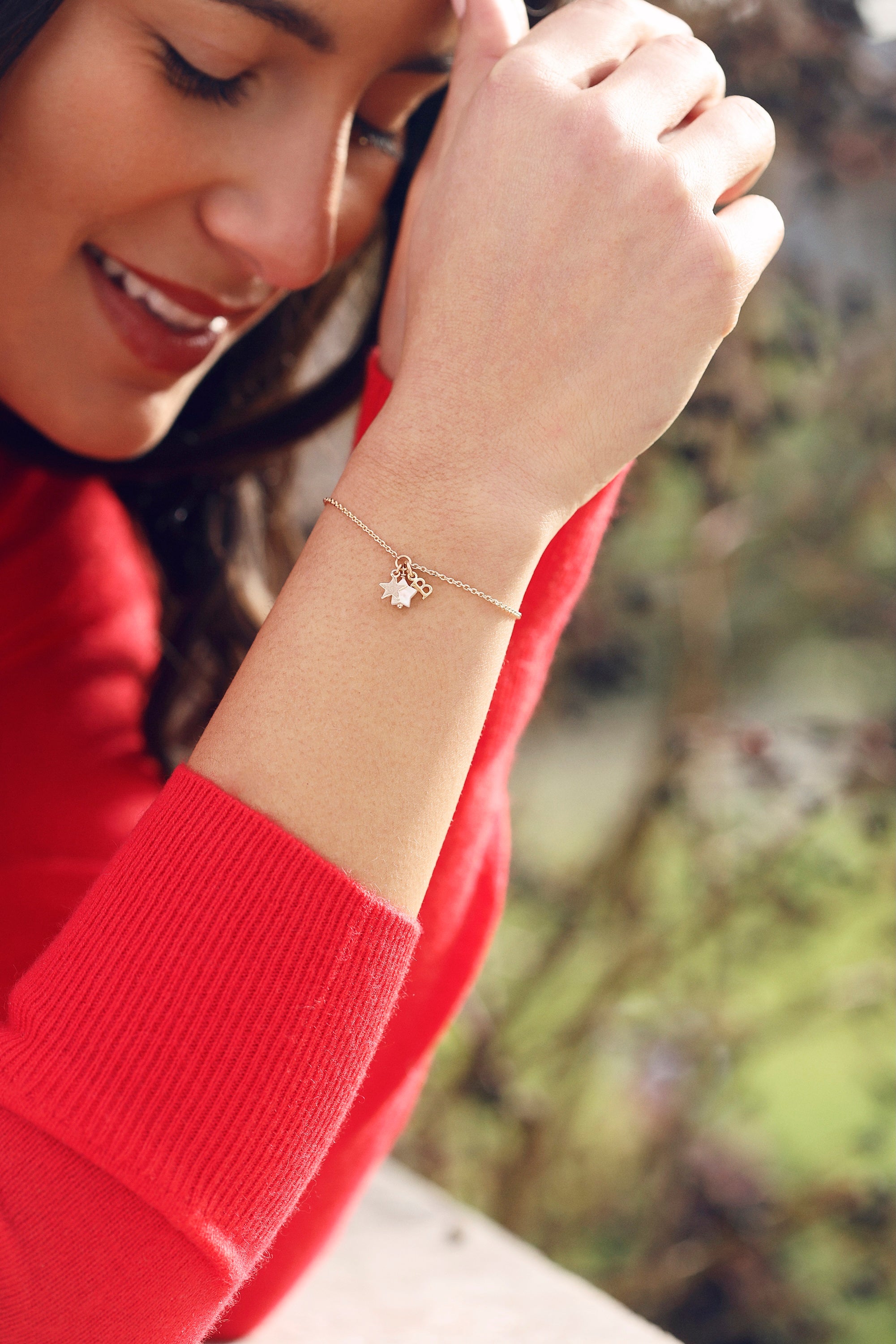 Bracelet personnalisable doré Ama pendentifs étoiles pour lettre ou charm - Bijou porté