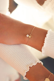 Bracelet personnalisable doré Ama pendentifs étoiles pour lettre ou charm - Bijou porté