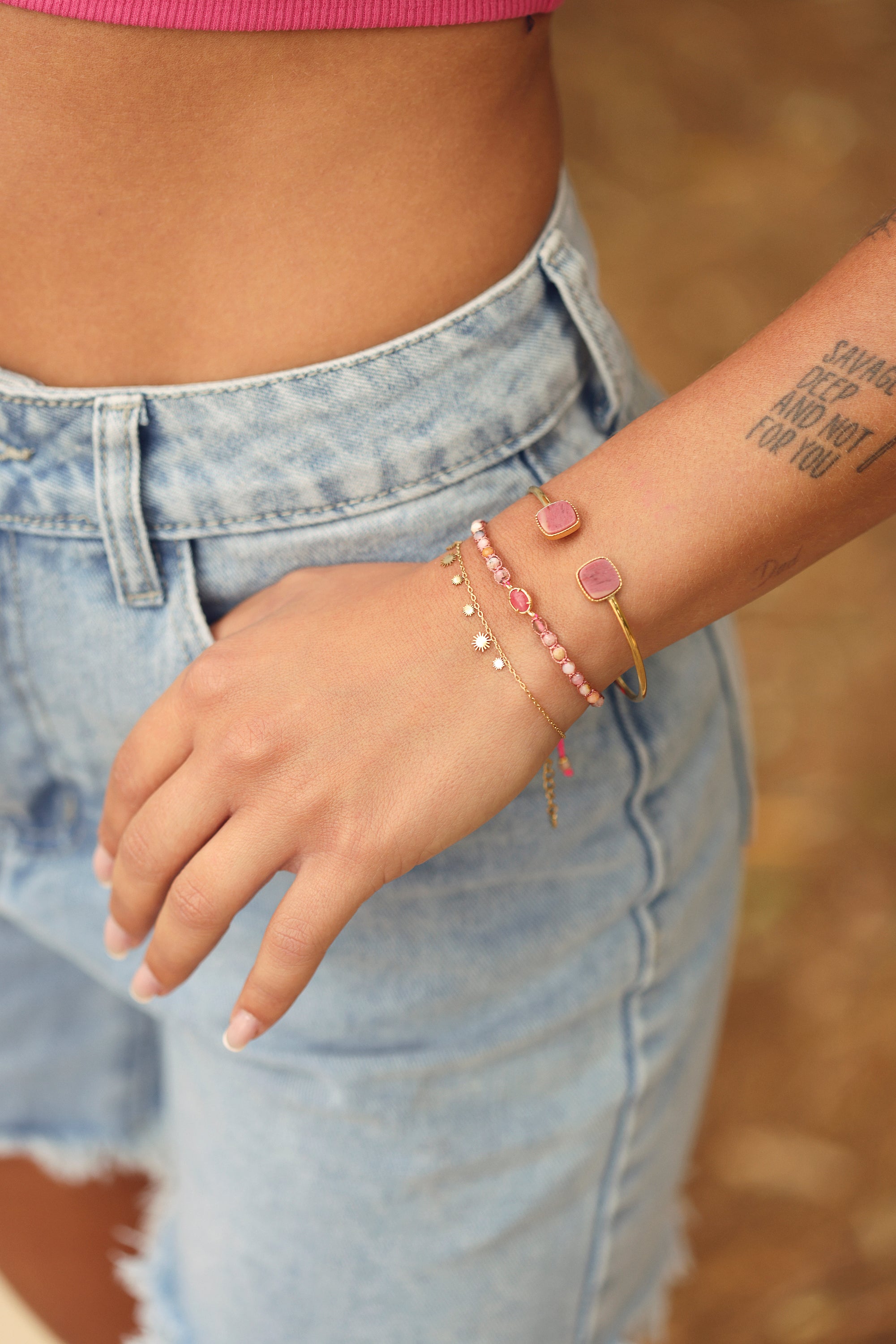 Bracelet doré Dena chaîne fine orné de soleils - Bijou porté