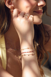 Bracelet tennis doré Felicia rose serti de zircons roses, fuchsia et orange - Bijou porté