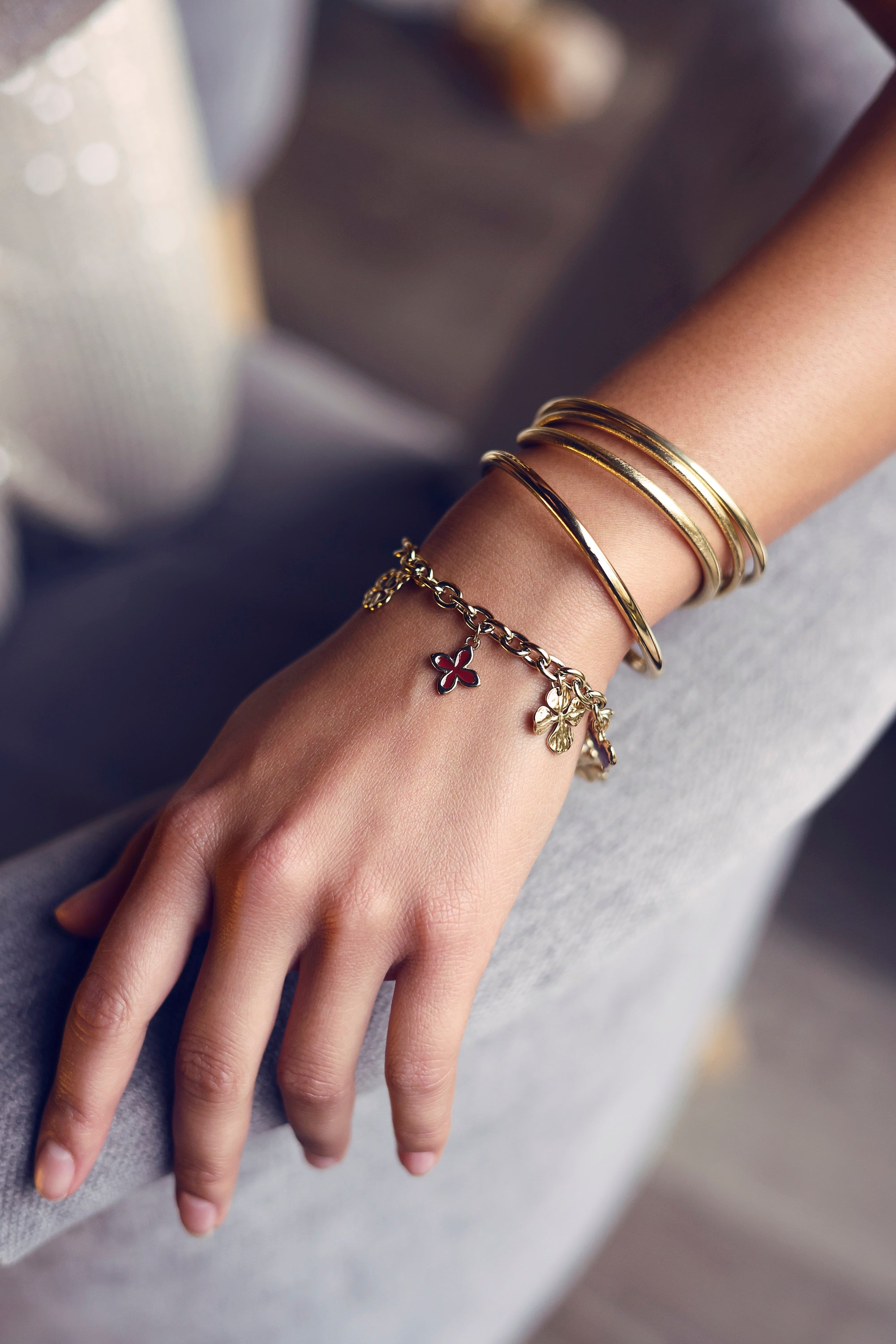 Bracelet doré Lounes maille avec pendentifs coeur et trèfles - Bijou porté