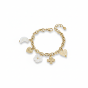 Bracelet doré Natty maille avec pendentifs coeurs, lune, fleur et trèfle - Bijou photographié sur fond blanc