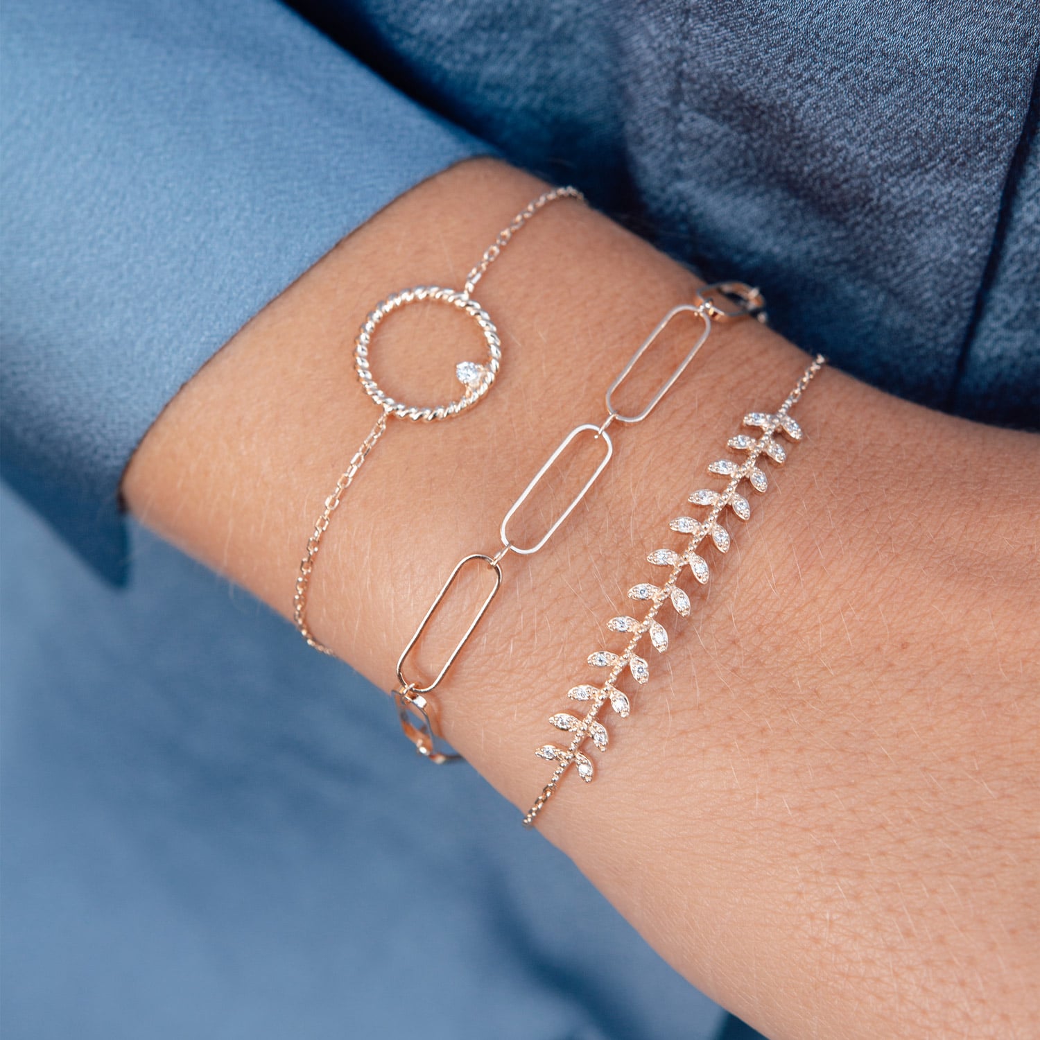 Bracelet doré Satine anneau torsadé et zircon - Bijou porté