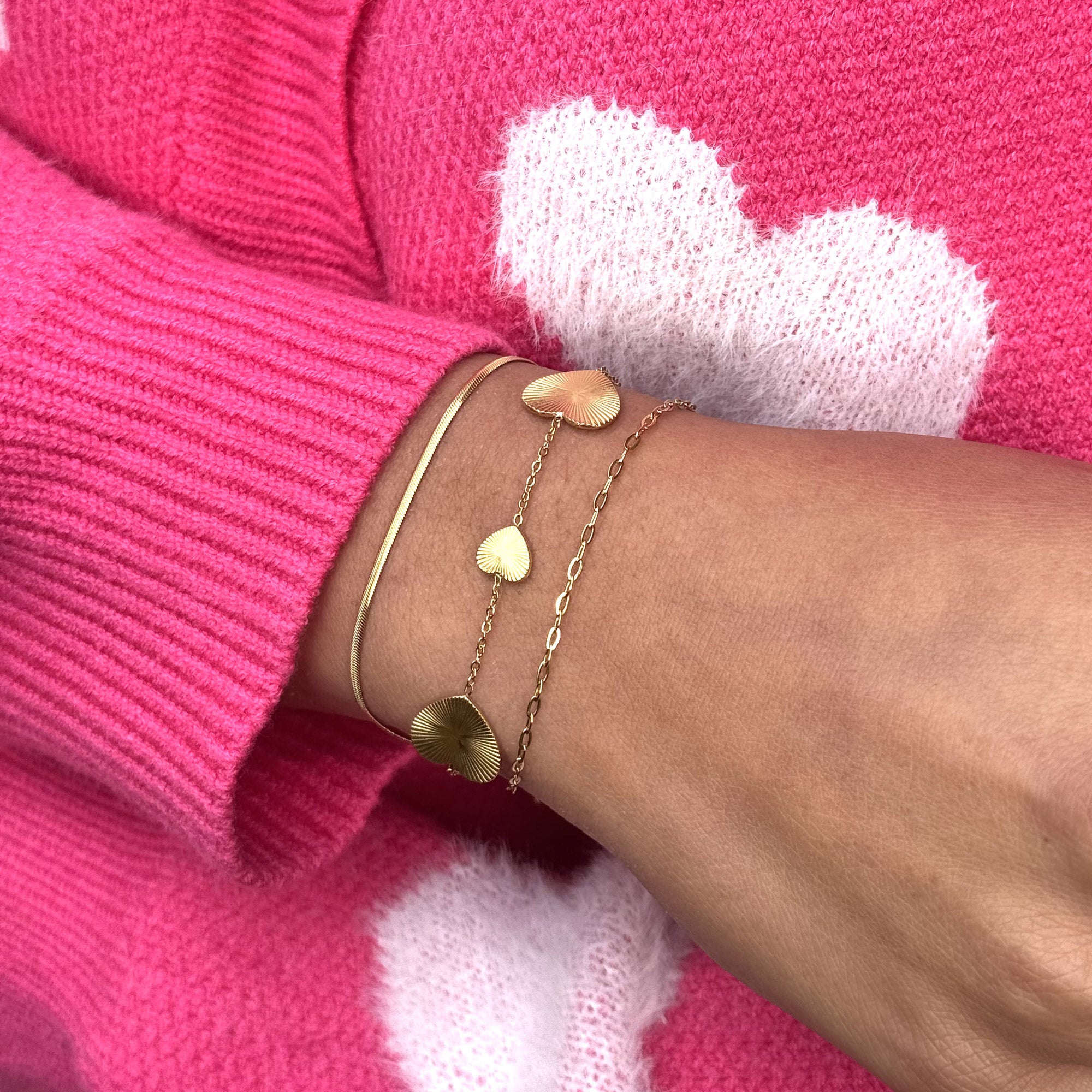 Bracelet triple doré cœurs, chaîne miroir et maille fine Milana - Bijou porté