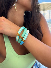 Bracelets dorés Riviera Lagon trio turquoise, vert d'eau, bleu et blanc - Bijoux porté