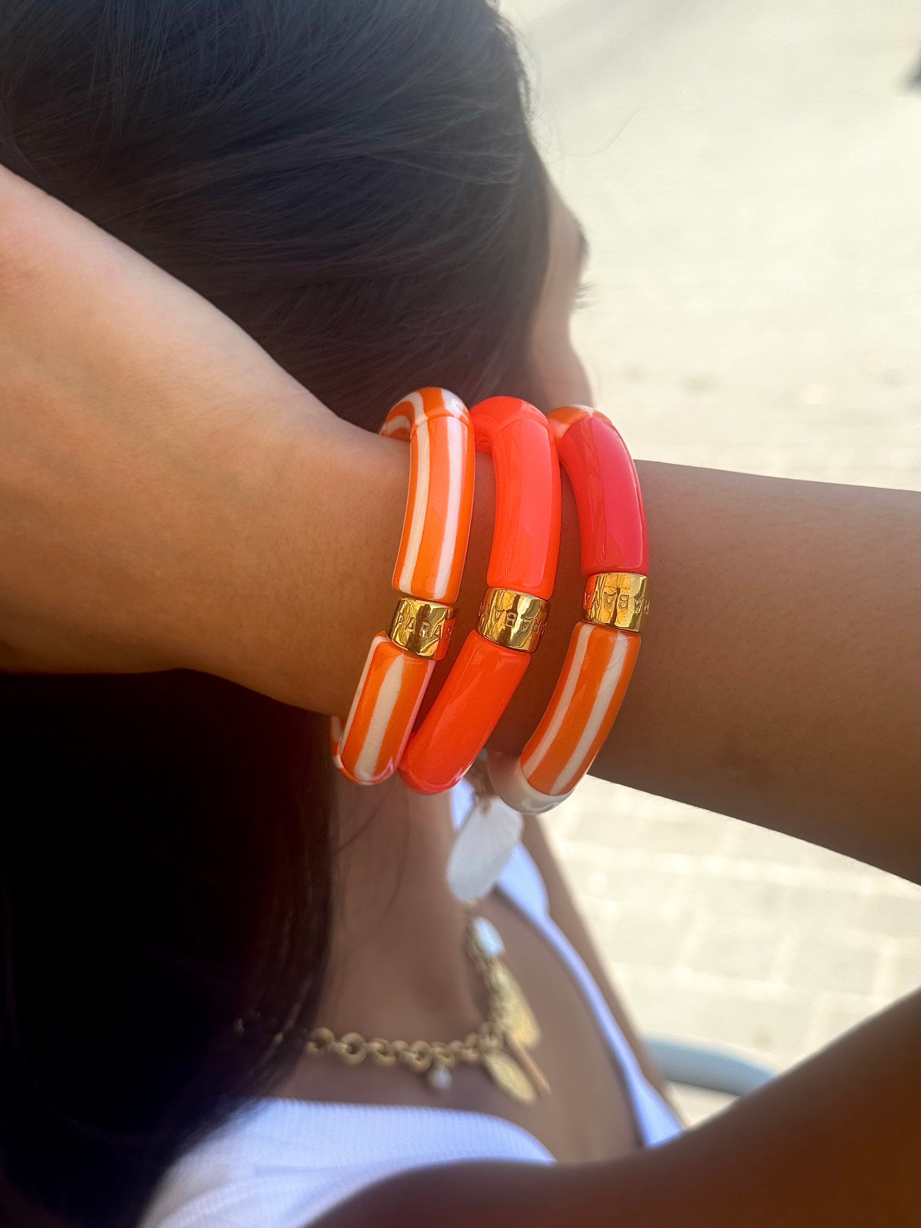 Bracelets dorés Riviera Laranja trio orange et blanc - Bijoux porté
