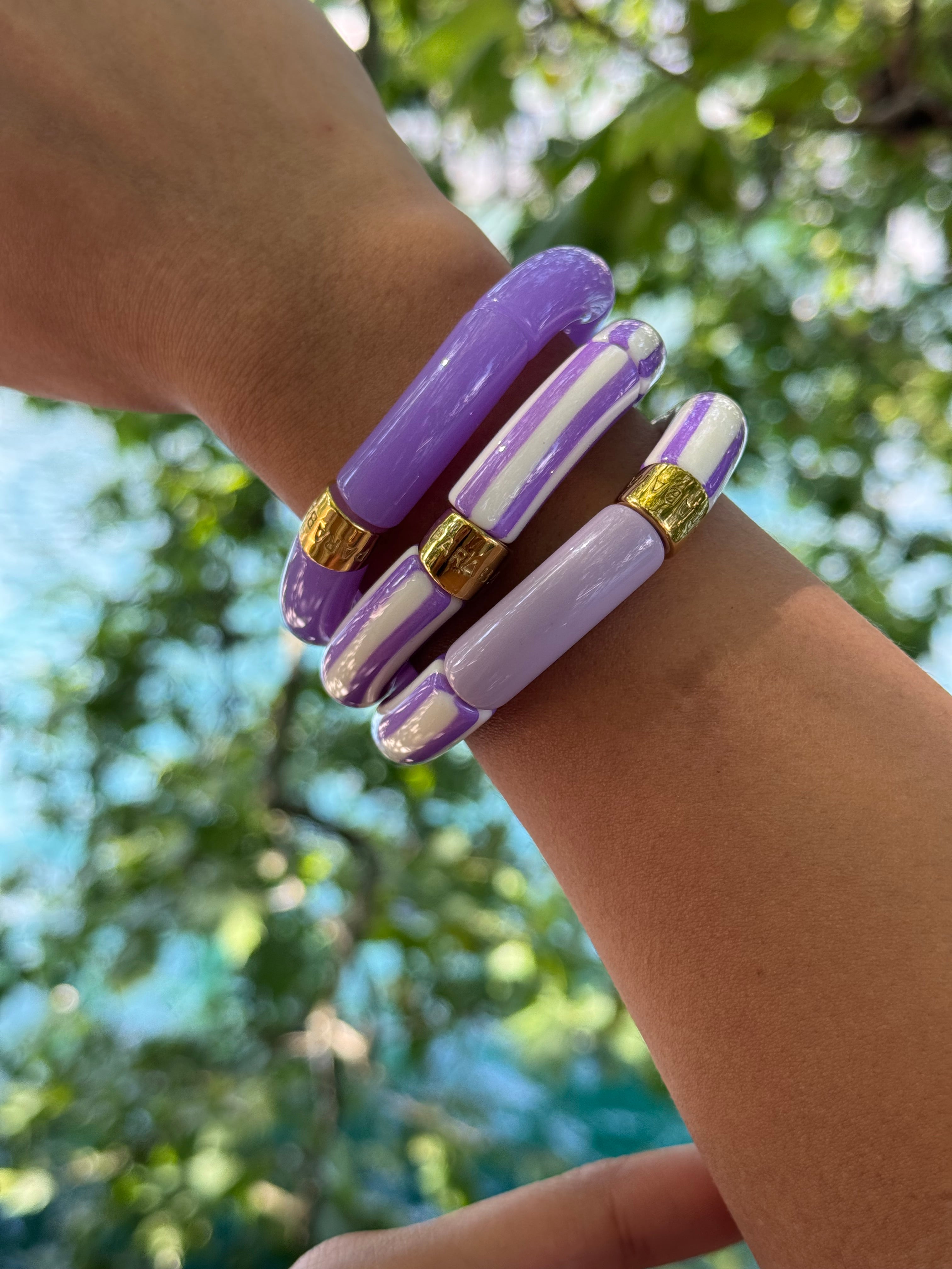 Bracelets dorés Riviera Lila trio violet et blanc - Bijoux porté