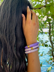 Bracelets dorés Riviera Lila trio violet et blanc - Bijoux porté