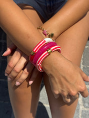 Bracelets dorés Riviera Magenta trio rouge, rose et blanc - Bijoux porté