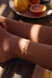 Chaîne de cheville dorée Moana avec pendentif étoile de mer - Bijou porté