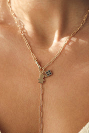 Pendentif initiale doré petite fille - Bijou porté