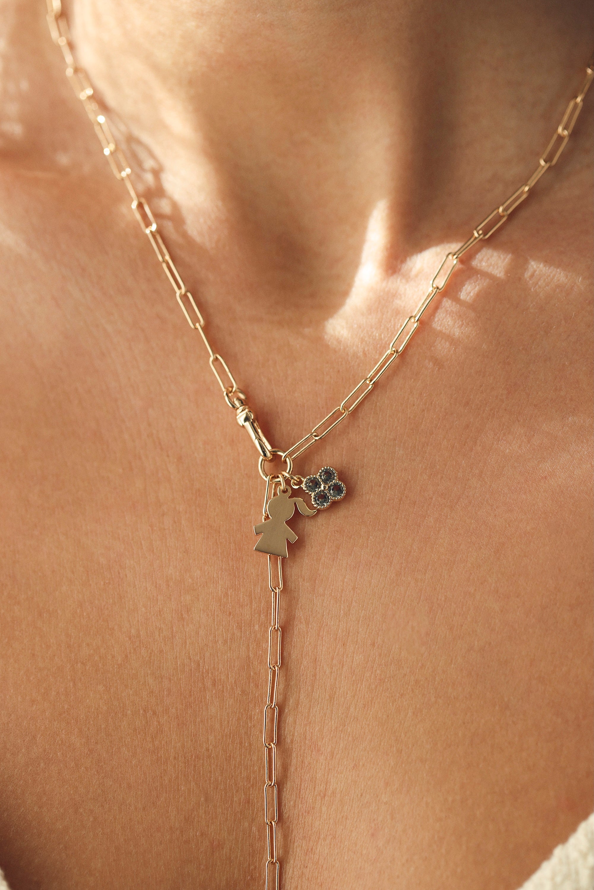 Pendentif initiale doré petite fille - Bijou porté