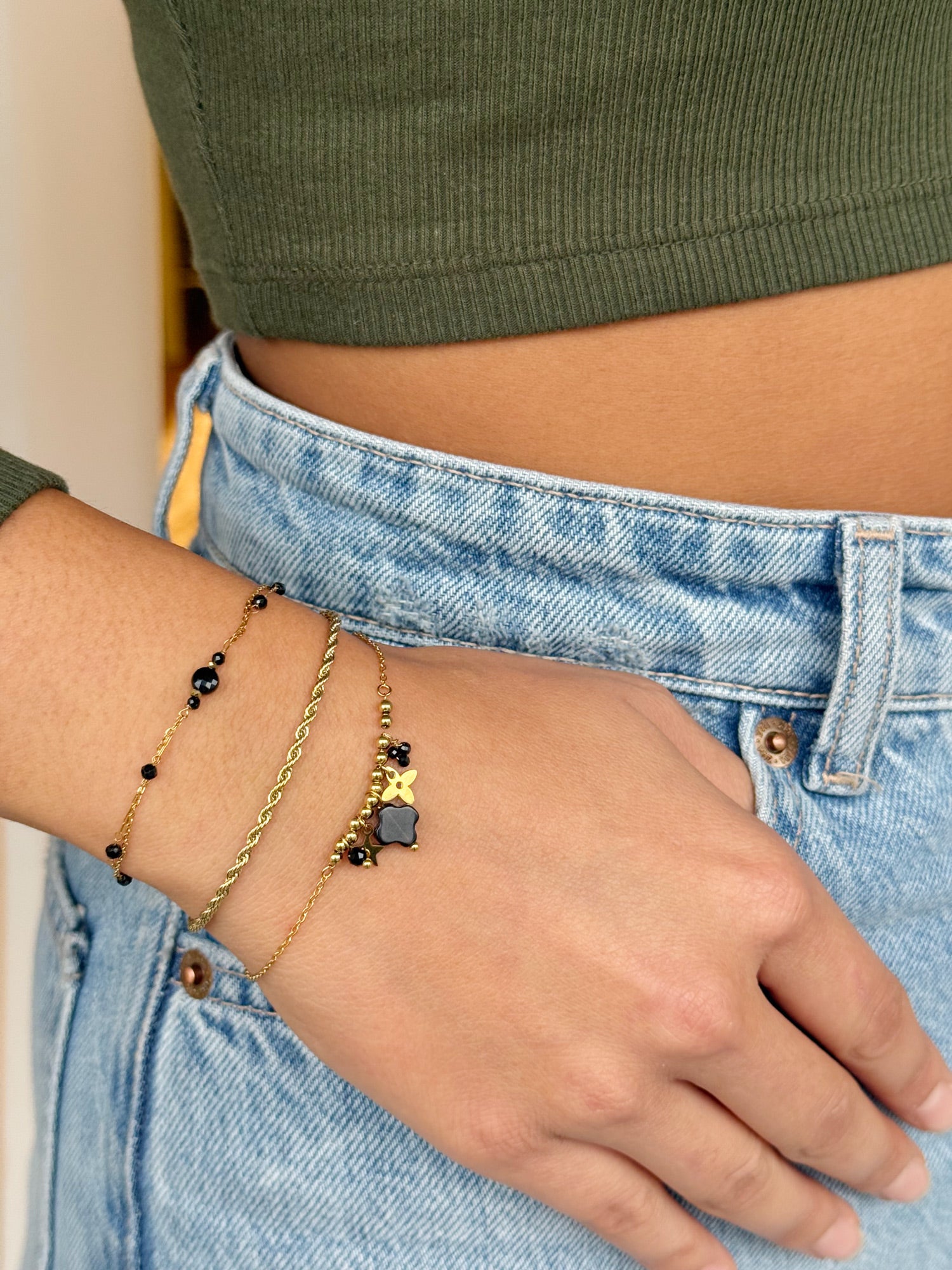 Coffret de parure de bijoux Onyx contenant trois bracelets dorés ornés de pierres naturelles - Bijoux portés