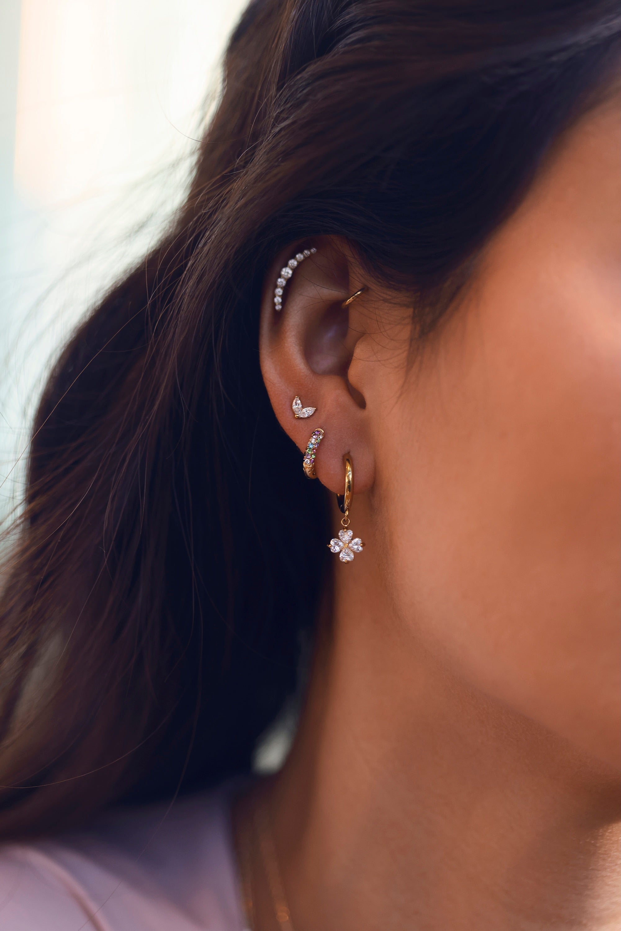 Coffret de parure de bijoux Sonia blanc comprenant deux paires de mini créoles dorées ornées de zircons et une paire de puces assorties - Bijoux portés