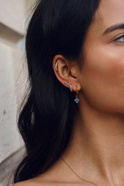 Coffret de parure de bijoux Sonia bleu comprenant deux paires de mini créoles dorées ornées de zircons et une paire de puces assorties - Bijoux portés