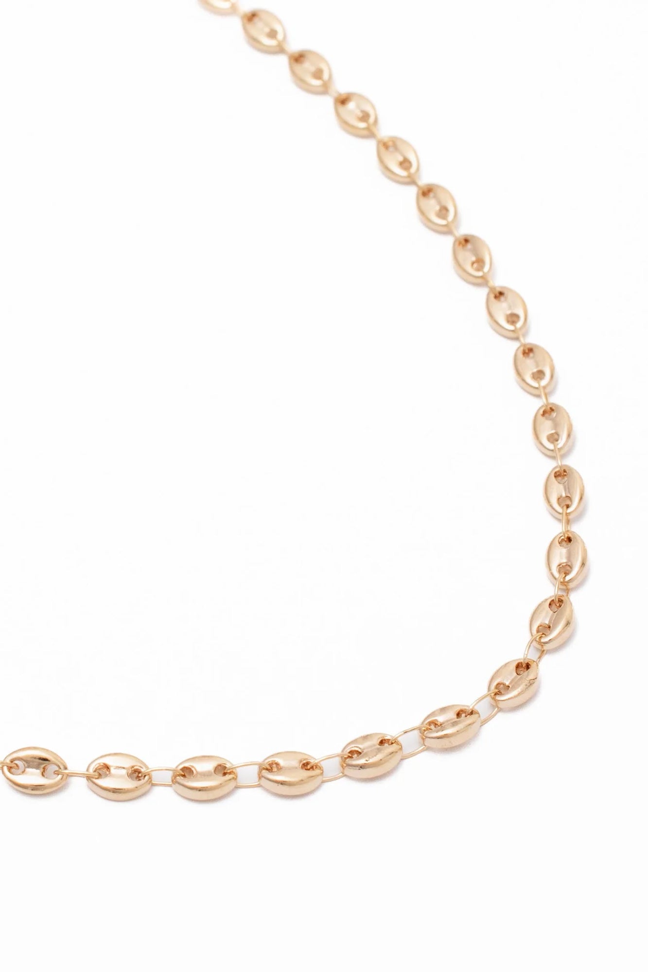 Collier chaîne doré Aisyah en maille graine de café - Bijou photographié sur fond blanc