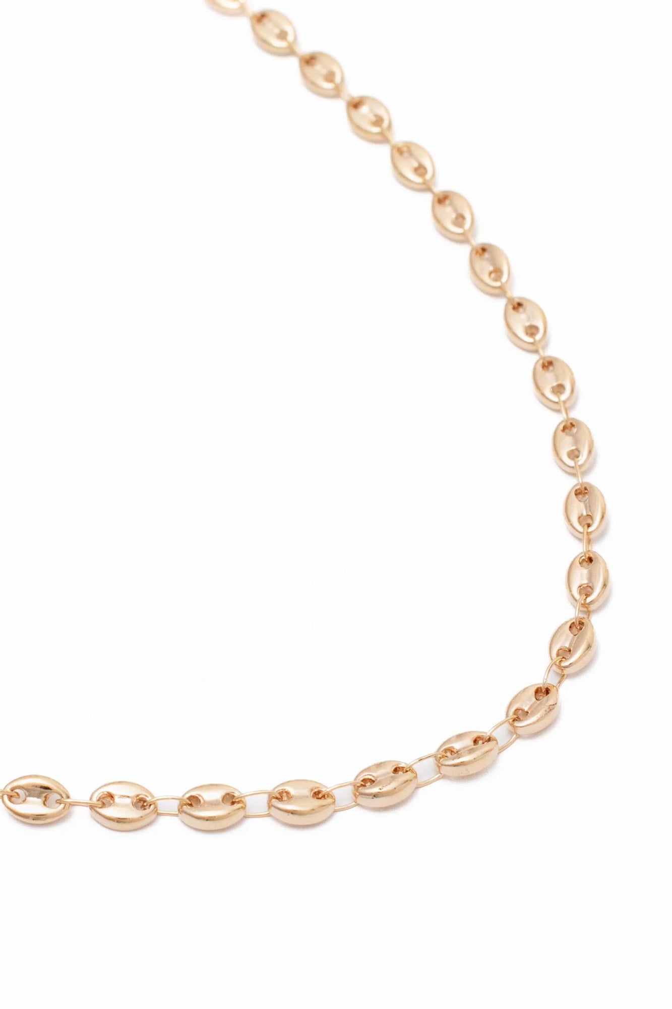 Collier chaîne doré Aisyah en maille graine de café - Bijou photographié sur fond blanc