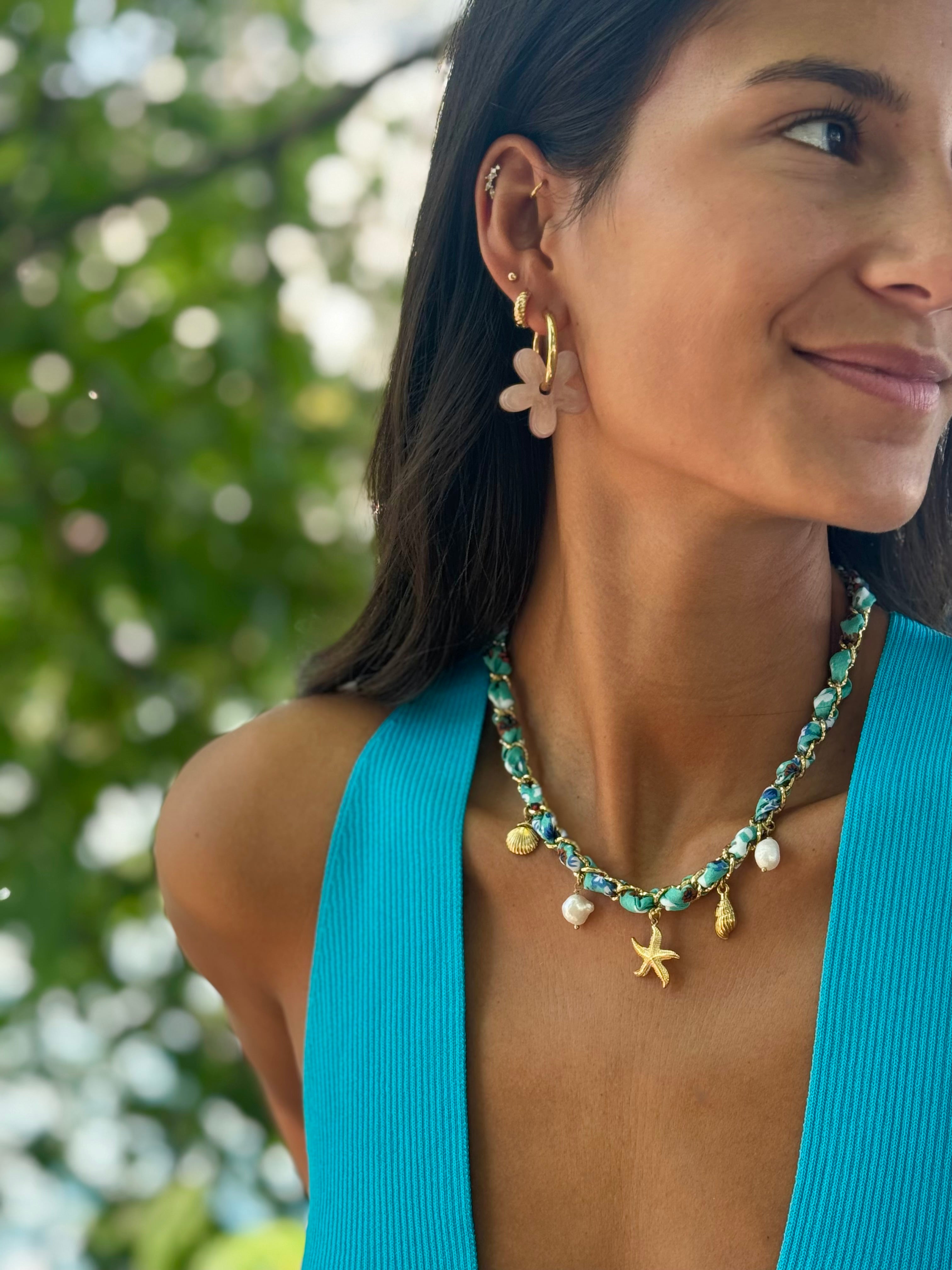 Collier doré Aminata maille entrelacée avec tissu turquoise pendentifs coquillages, étoile de mer et nacres - Bijou porté
