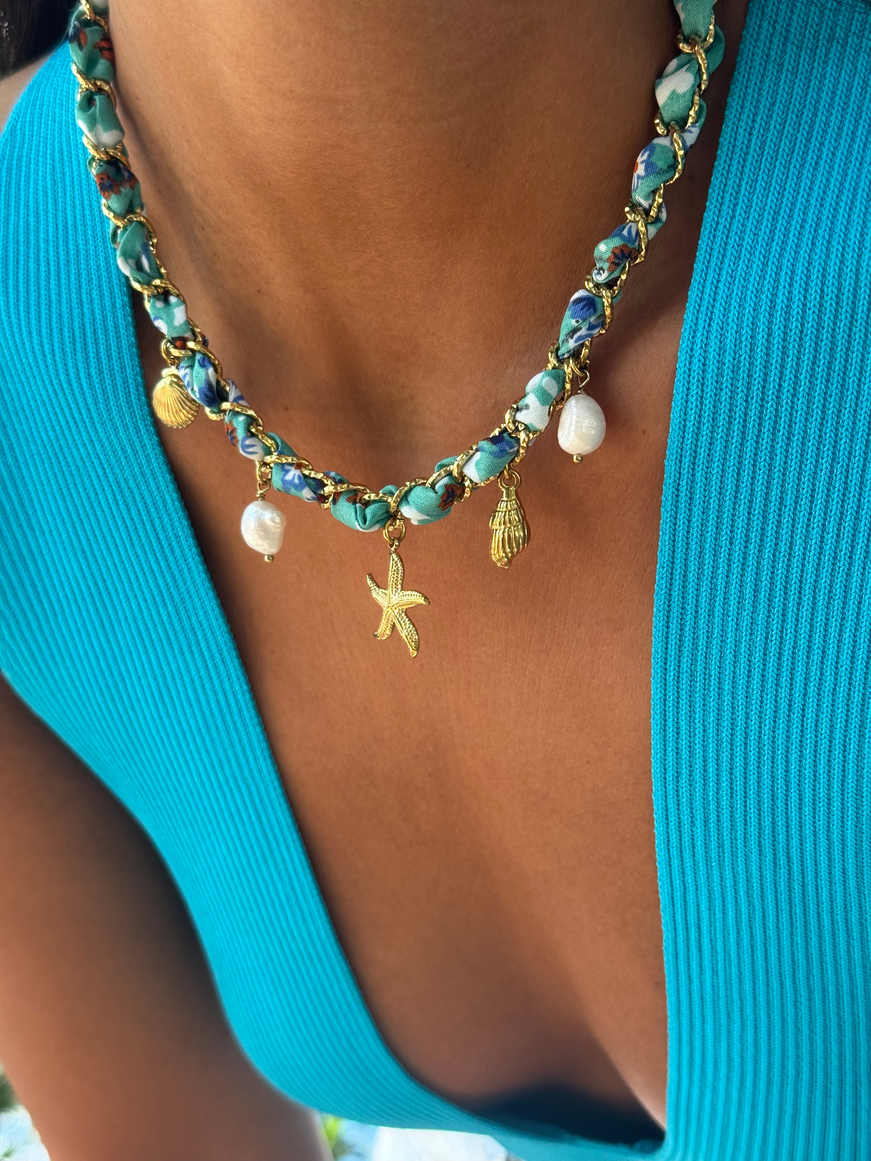 Collier doré Aminata maille entrelacée avec tissu turquoise pendentifs coquillages, étoile de mer et nacres - Bijou porté