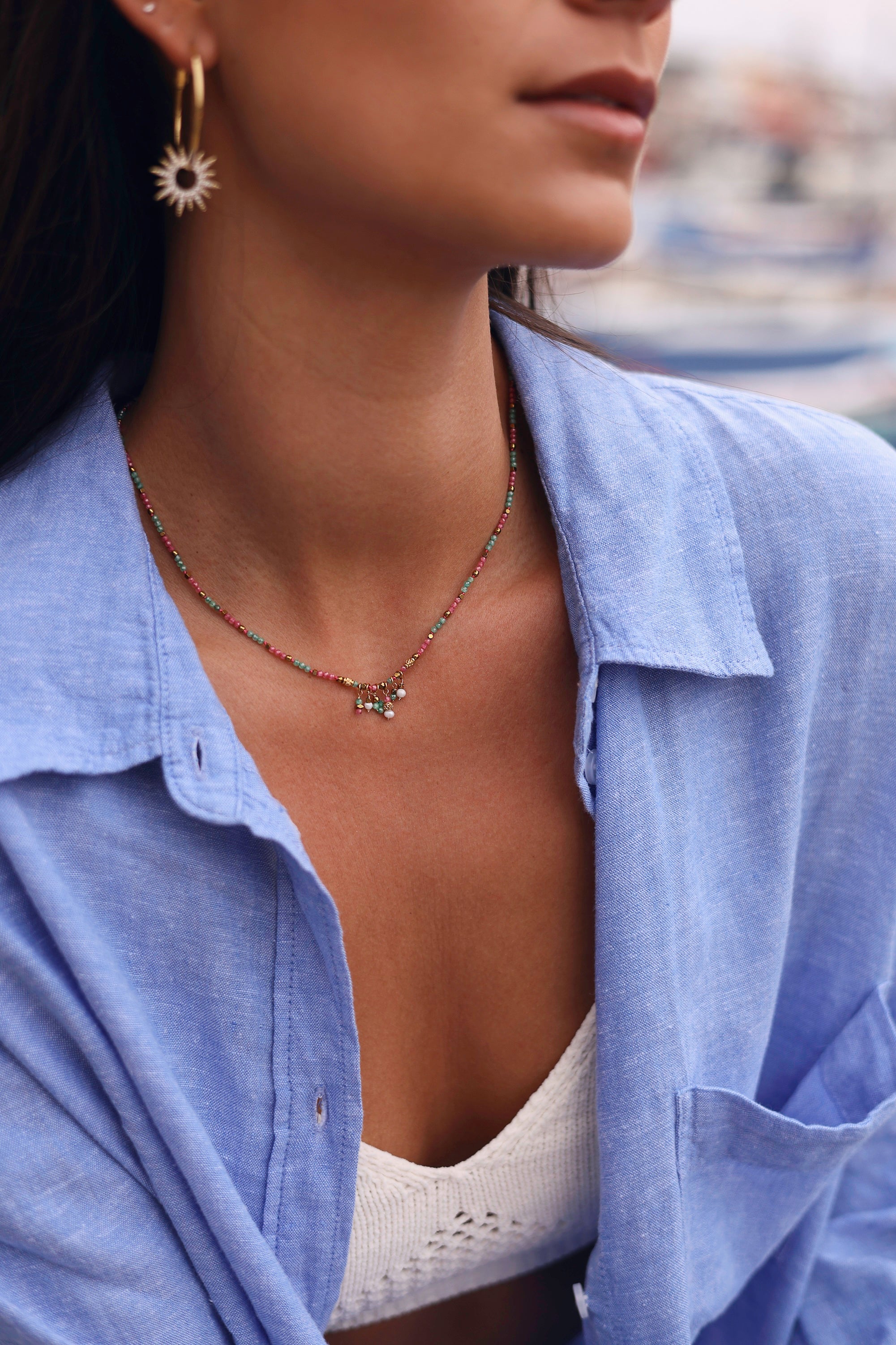 Collier doré Anastasia empierré - Bijou porté
